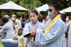Người khiếm thị và học sinh, sinh viên tham dự lễ Phật đản tại chùa Thiên Quang